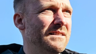 Er hat in Portugal einen Neuen für den FC Augsburg gefunden: Sportchef Benni Weber. (Foto: Harry Langer/dpa)