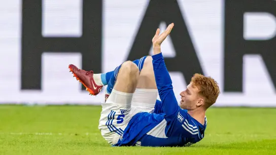 Der Schalker Sepp van den Berg verletzte sich im Spiel gegen den FC Augsburg. (Foto: David Inderlied/dpa)