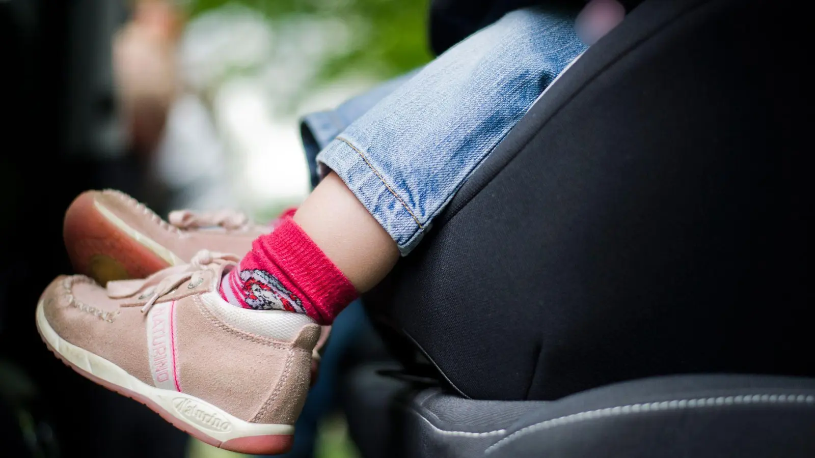 Statt im Kindersitz saß der kleine Junge im Beifahrersitz. (Symbolbild) (Foto: Nicolas Armer/dpa/dpa-tmn)