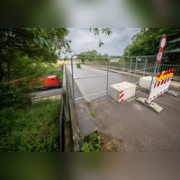 Die Brücke über die Bahnlinie in Rudolzhofen ist für den Kraftverkehr und sogar für Fußgänger und Radfahrende gesperrt. Der Bahnverkehr aber läuft weiter. (Foto: Mirko Fryska)
