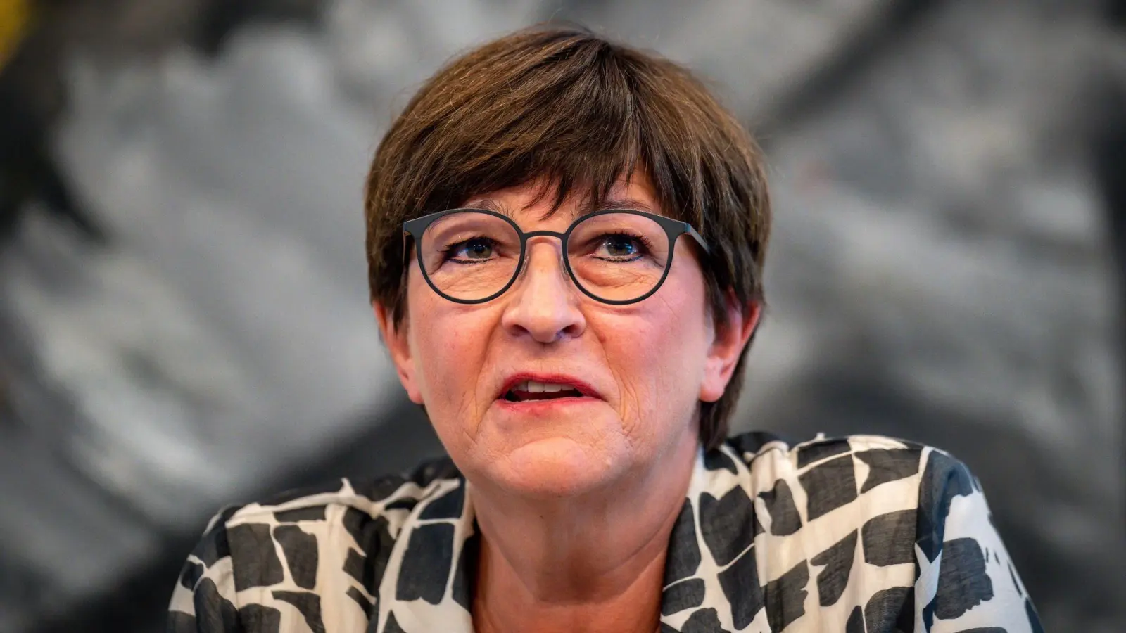 Plädiert für eine deutliche Erhöhung der Tariflöhne: Die SPD-Bundesvorsitzende Saskia Esken. (Foto: Michael Kappeler/dpa)