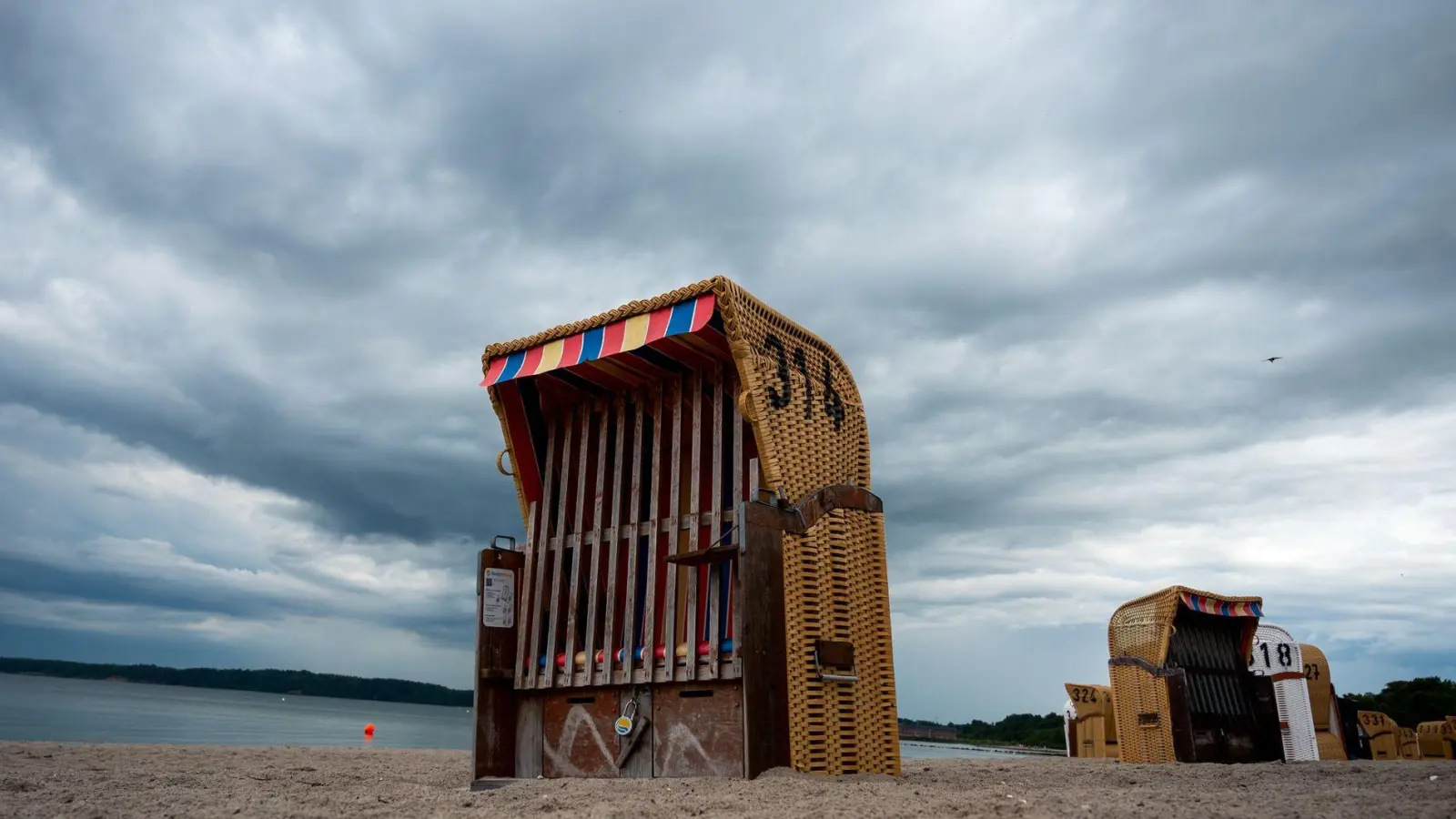 Strandurlaub geplant und dann ist es trüb und kühl? Urlaubsträume sehen anders aus. (Foto: Daniel Bockwoldt/dpa/dpa-tmn)