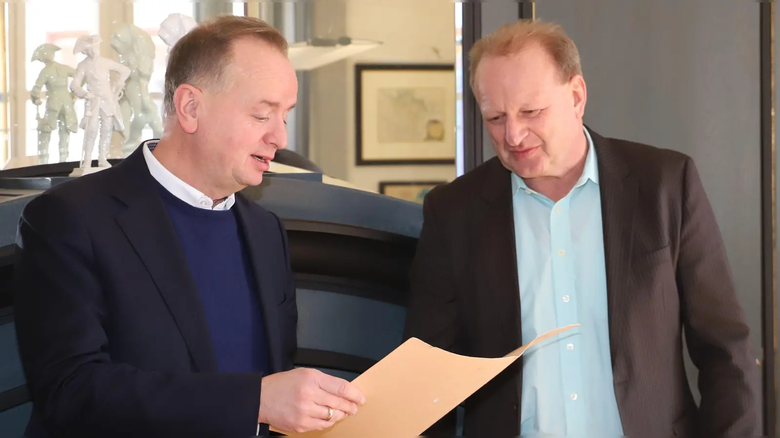 „Wir als Kommunen waren und sind immer verlässliche Partner“, gibt Ansbachs Oberbürgermeister Thomas Deffner (links) in Sachen Fluchtmigration zu bedenken, hier mit Sozialreferent Holger Nießlein. (Foto: Oliver Herbst)