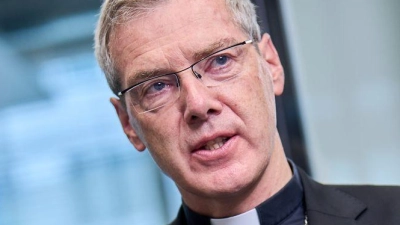 Heiner Wilmer, Vorsitzender der Deutschen Bischofskonferenz, bleibt bei der ablehnenden Haltung der katholischen Kirche gegenüber der AfD. (Foto: Michael Kappeler/dpa)