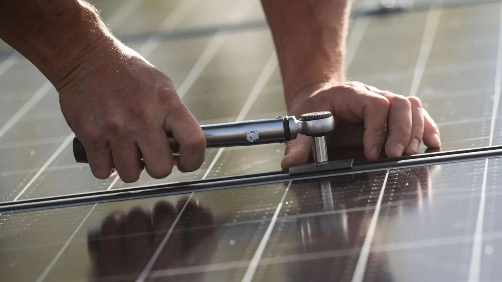 Die Hälfte der 2023 neu installierten Solarstromleistung entfiel laut dem Bundesverband Solarwirtschaft auf das Heimsegment. (Foto: Marijan Murat/dpa)