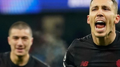 Leverkusens Alejeandro Grimaldo jubelt nach seinem Treffer zum 1:0.  (Foto: Dave Thompson/AP/dpa)