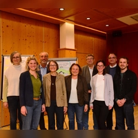 Die Organisierenden der Veranstaltung und die Vortragenden freuten sich über eine zahlreich besuchte Veranstaltung. 30 Teilnehmende wollen sich aktiv in einer Arbeitsgruppe für die Öko-Modellregion engagieren. (Foto: Irmeli Pohl)