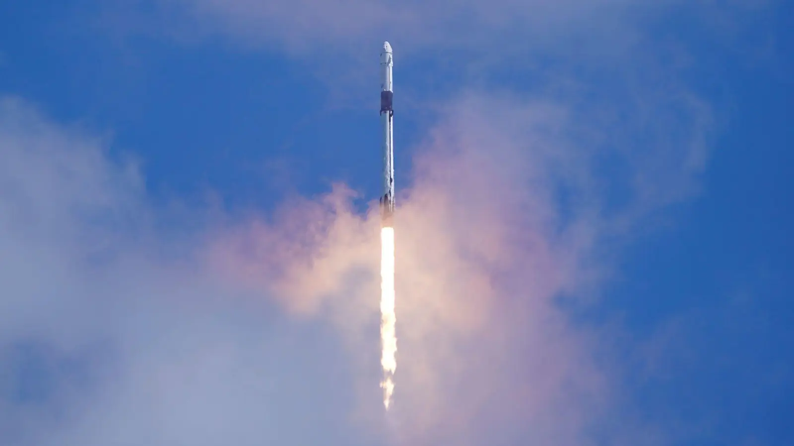 Eine „Falcon 9-Rakete“ der Firma SpaceX und die „Dragon-Kapsel“ heben mit einer multinationalen Besatzung von vier Astronauten vom Launch Complex „39-A“ in Cape Canaveral ab. (Foto: John Raoux/AP/dpa)