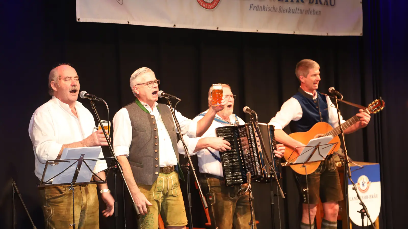Die Wolframs-Eschenbacher Wirthaussänger geben das „Prosit der Gemütlichkeit” vor. (Foto: Oliver Herbst)