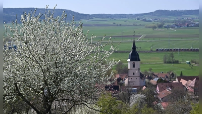 Vom Endpunkt des Wegs bietet sich ein weiter Blick über Lehrberg ins Rezattal. (Foto: Manfred Blendinger)