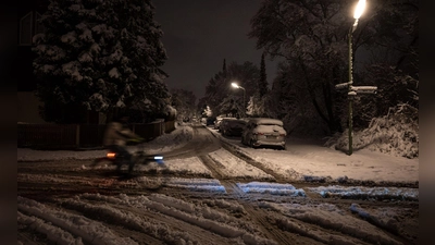 In den nächsten Tagen soll der Schnee in weiten Teilen Bayerns schmelzen. (Foto: Lukas Barth-Tuttas/dpa)