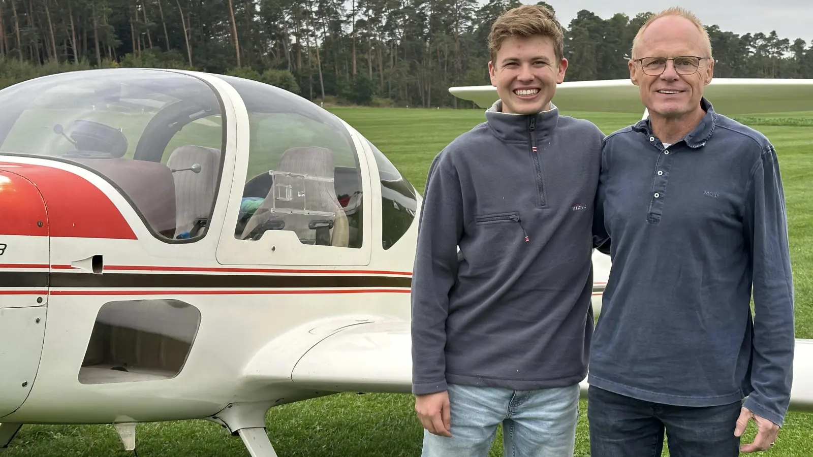 Sie strahlen vor dem Motorsegler des Vereins auf dem Flugplatz Petersdorf: Jan Loskarn (links) mit Fluglehrer und Aeroclub-Chef Dr. Thomas Kuhn. (Foto: Oliver Breise)