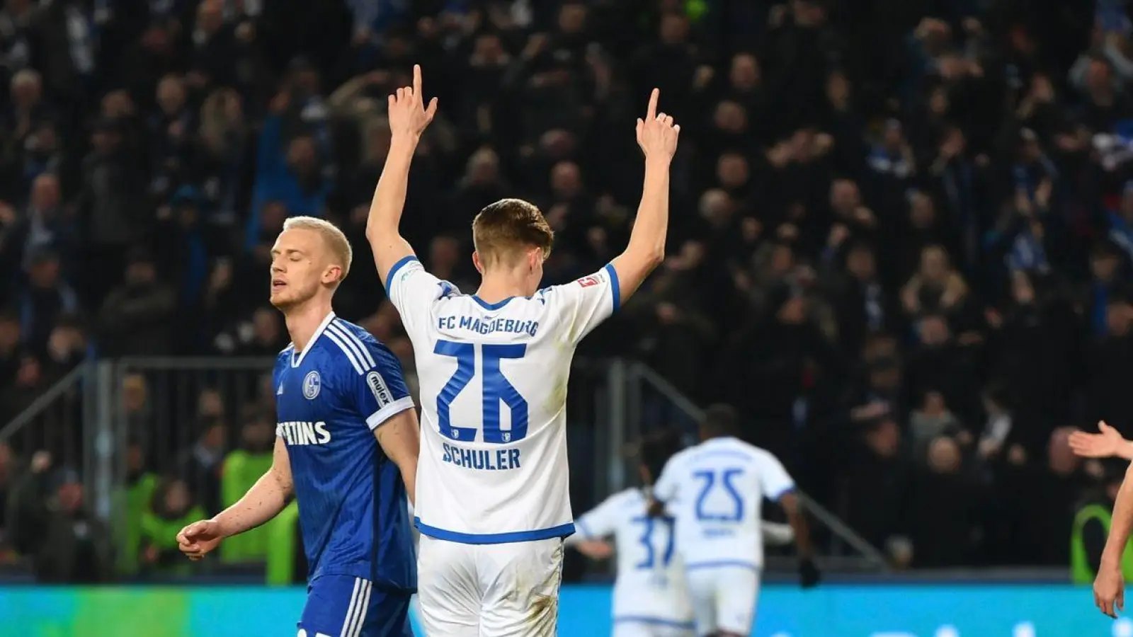Die Magdeburger feiern den Sieg gegen den FC Schalke 04. (Foto: Christophe Gateau/dpa)