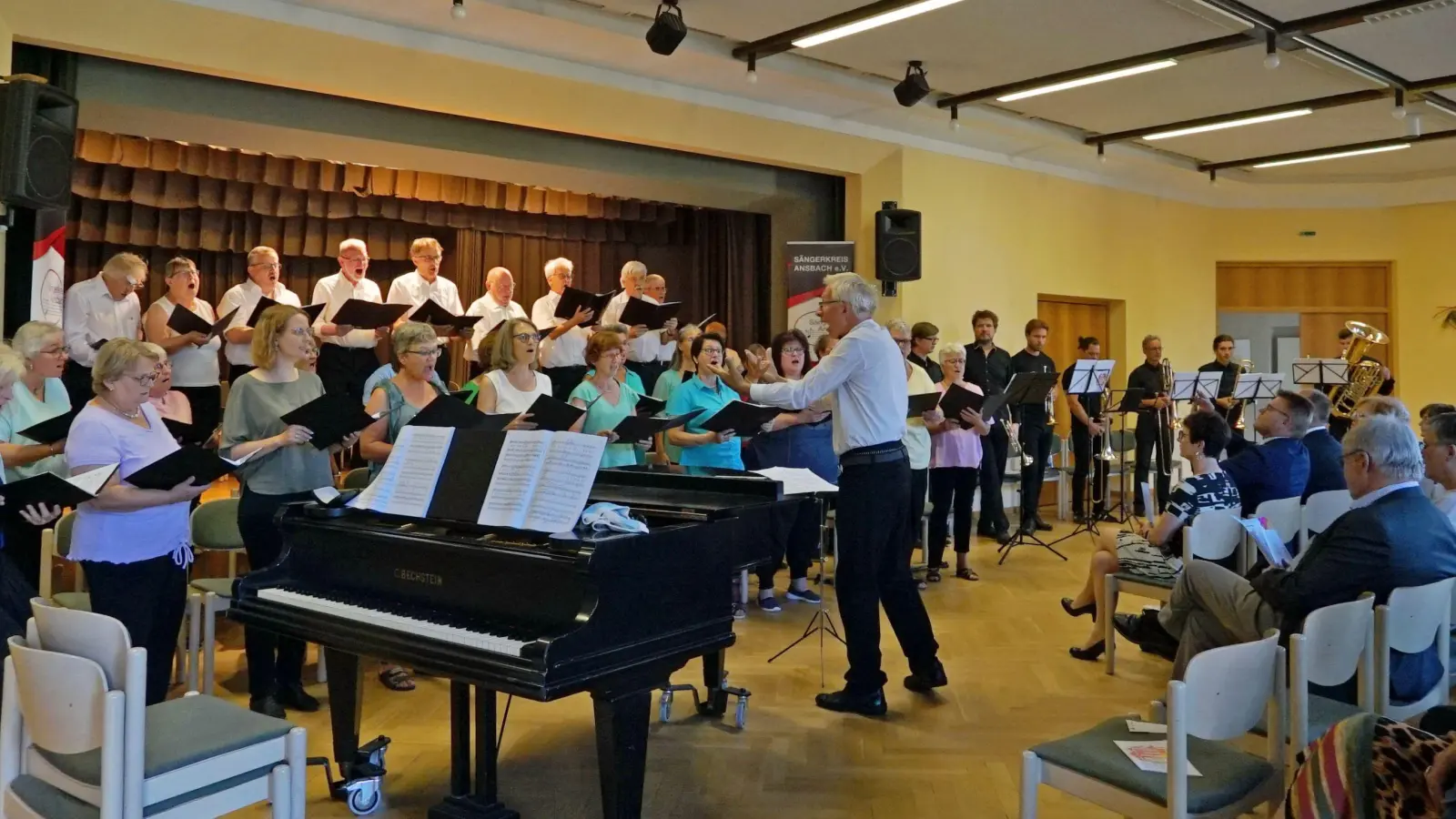 Gestalteten eine Johanni-Serenade im Haus der Bäuerin in Sachsen bei Ansbach: der Projektchor des Sängerkreises Ansbach und die Windsbacher Blechbläser. (Foto: Elke Walter)