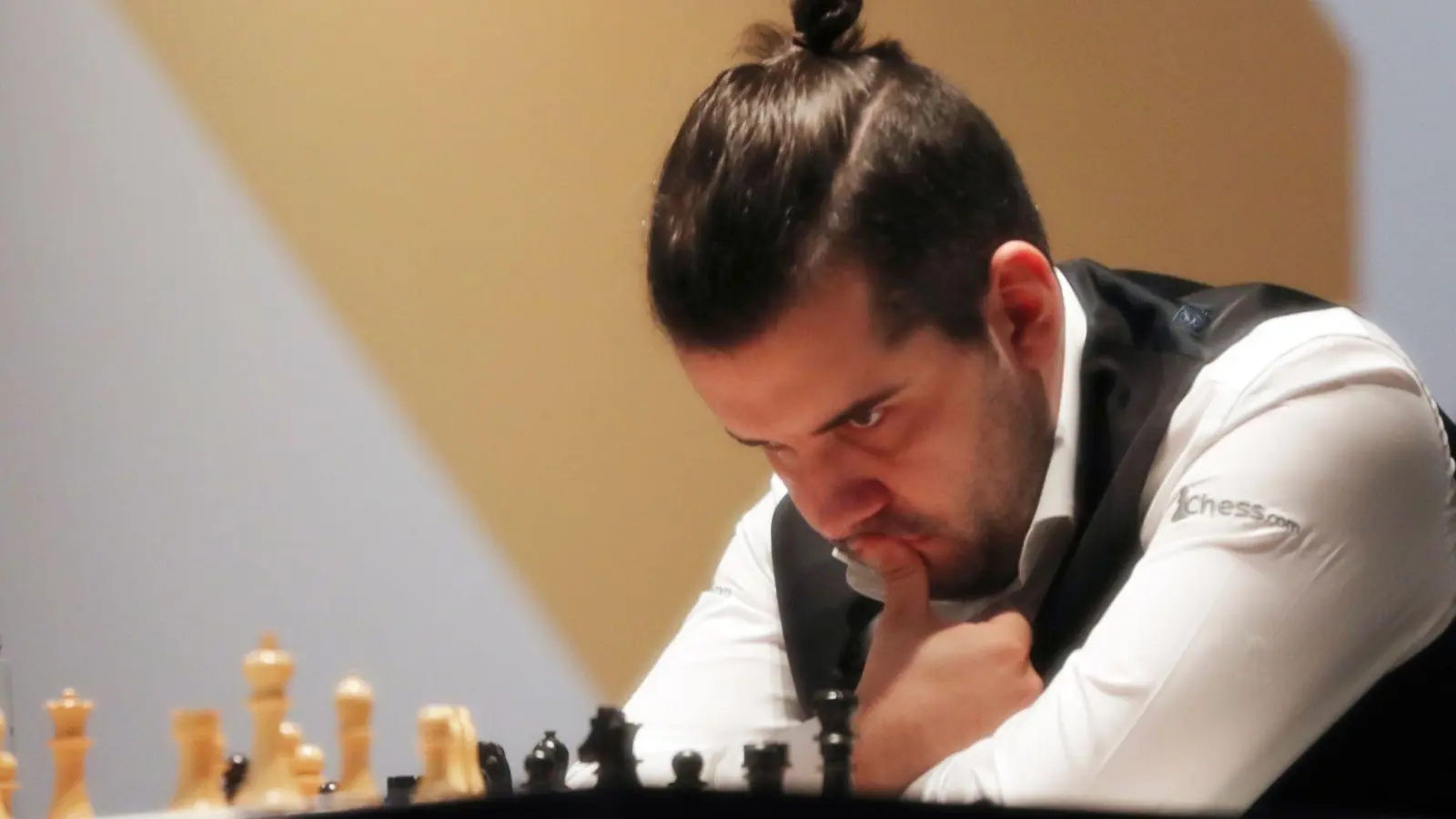 Jan Nepomnjaschtschi hat seine Führung bei der Schach-WM verteidigt. (Foto: Kamran Jebreili/AP/dpa)