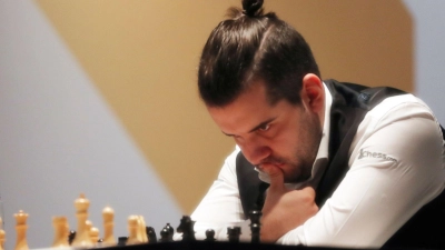 Jan Nepomnjaschtschi hat seine Führung bei der Schach-WM verteidigt. (Foto: Kamran Jebreili/AP/dpa)