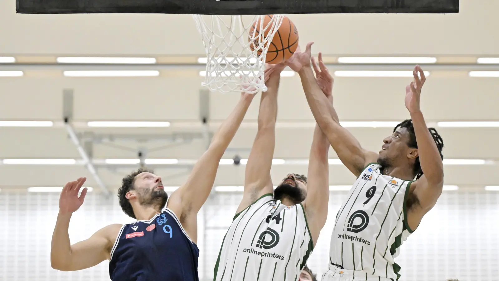 So wie hier im Spiel gegen Haching (links in Blau Sebastian Rauch) wird für die Neustädter Nedal Jenniat und Fernando Noblet-Durruthy (rechts) gegen Vilsbiburg viel Arbeit unter den Körben zukommen. (Foto: Martin Rügner)