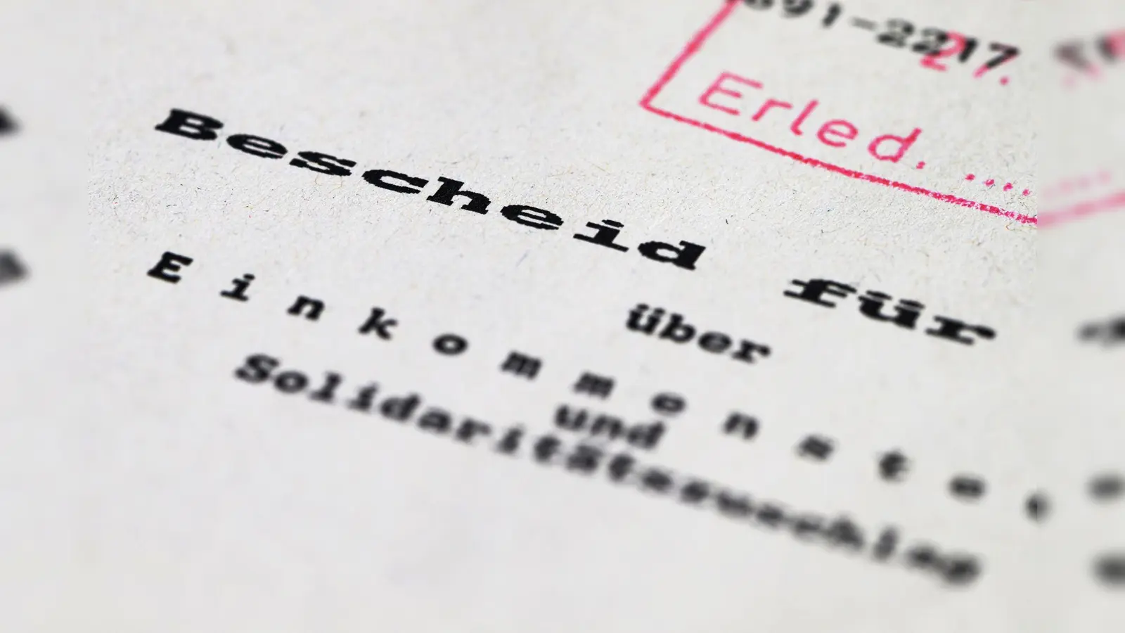 Nur noch für wenige Pflicht: Den Solidaritätszuschlag zahlen heute vor allem Gutverdiener und Kapitalanleger. (Foto: Robert Michael/dpa)