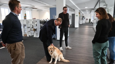 OB Thomas Deffner (2. v. l.) besucht mit Christoph Albrecht, Leiter der Wirtschaftsförderung (links), informiert sich regelmäßig über die Situation in Ansbacher Betrieben, wo auch schon mal ein Hund für gute Stimmung sorgt. (Foto: Anna Beigel)
