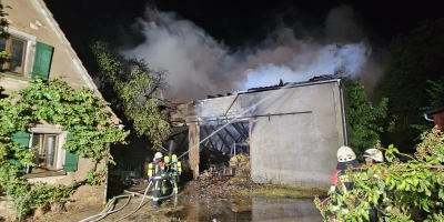 Ein Wohnhaus direkt neben der abgebrannten Maschinenhalle konnten die Einsatzkräfte vor einem Übergreifen der Flammen bewahren. (Foto: Wolfgang Grebenhof)