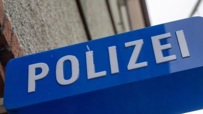Der Polizist musste verletzt in ein Krankenhaus gebracht werden. (Symbolbild) (Foto: Peter Kneffel/dpa)