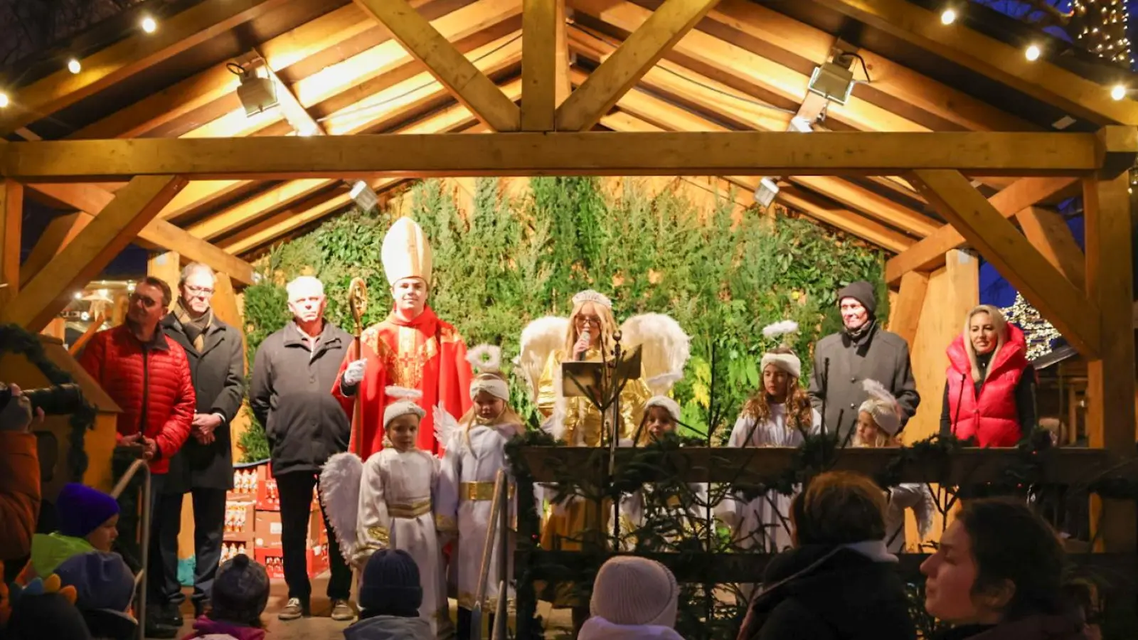 Mit dem Prolog des Christkinds, begleitet vom Nikolaus und den Engelchen, sowie Vertreterinnen und Vertretern der Kommunalpolitik und der Weihnachtsmarktverantwortlichen, war der Budenzauber offiziell eröffnet. (Foto: Martina Haas)