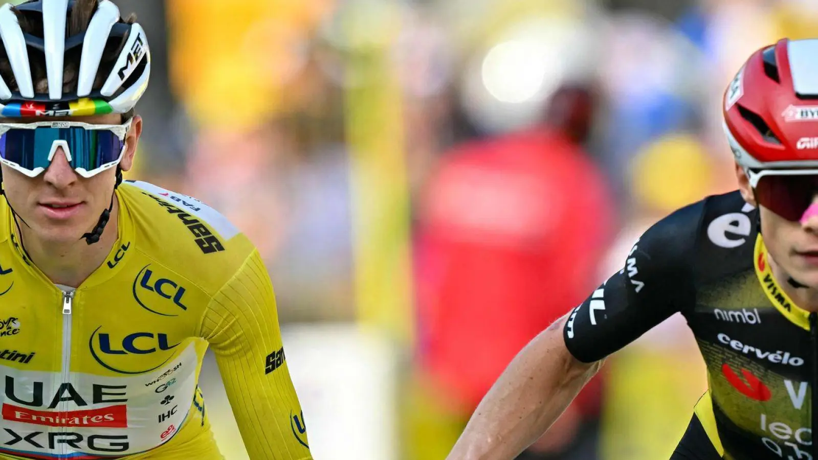 Tadej Pogacar und Jonas Vingegaard fuhren gemeinsam über die Ziellinie. (Foto: Loic Venance/AFP/dpa)