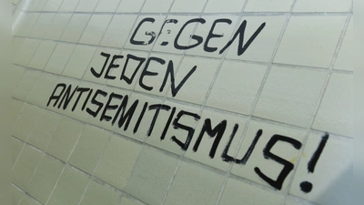 In Würzburg lernen Lehramtsstudierende, wie sie mit Antisemitismus im Klassenzimmer umgehen können. (Foto: Arne Dedert/dpa)