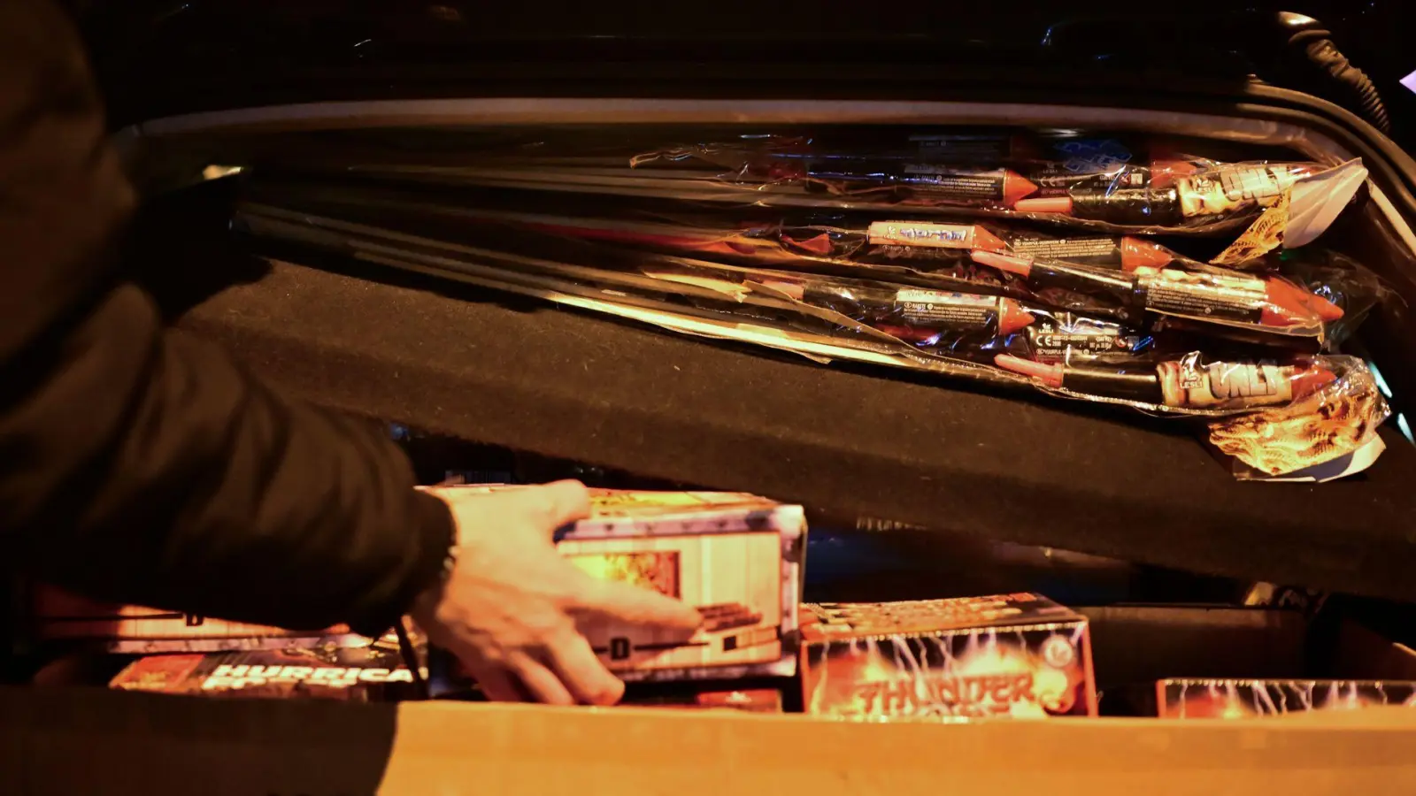 Nicht nur in Bayern kam es zu Diebstählen rund um Feuerwerkskörper. (Symbolbild) (Foto: Sebastian Christoph Gollnow/dpa)