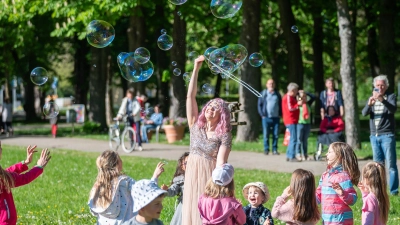 Bei den kleinsten Gästen sind die Seifenblasen hoch angesehen. (Foto: Mirko Fryska)