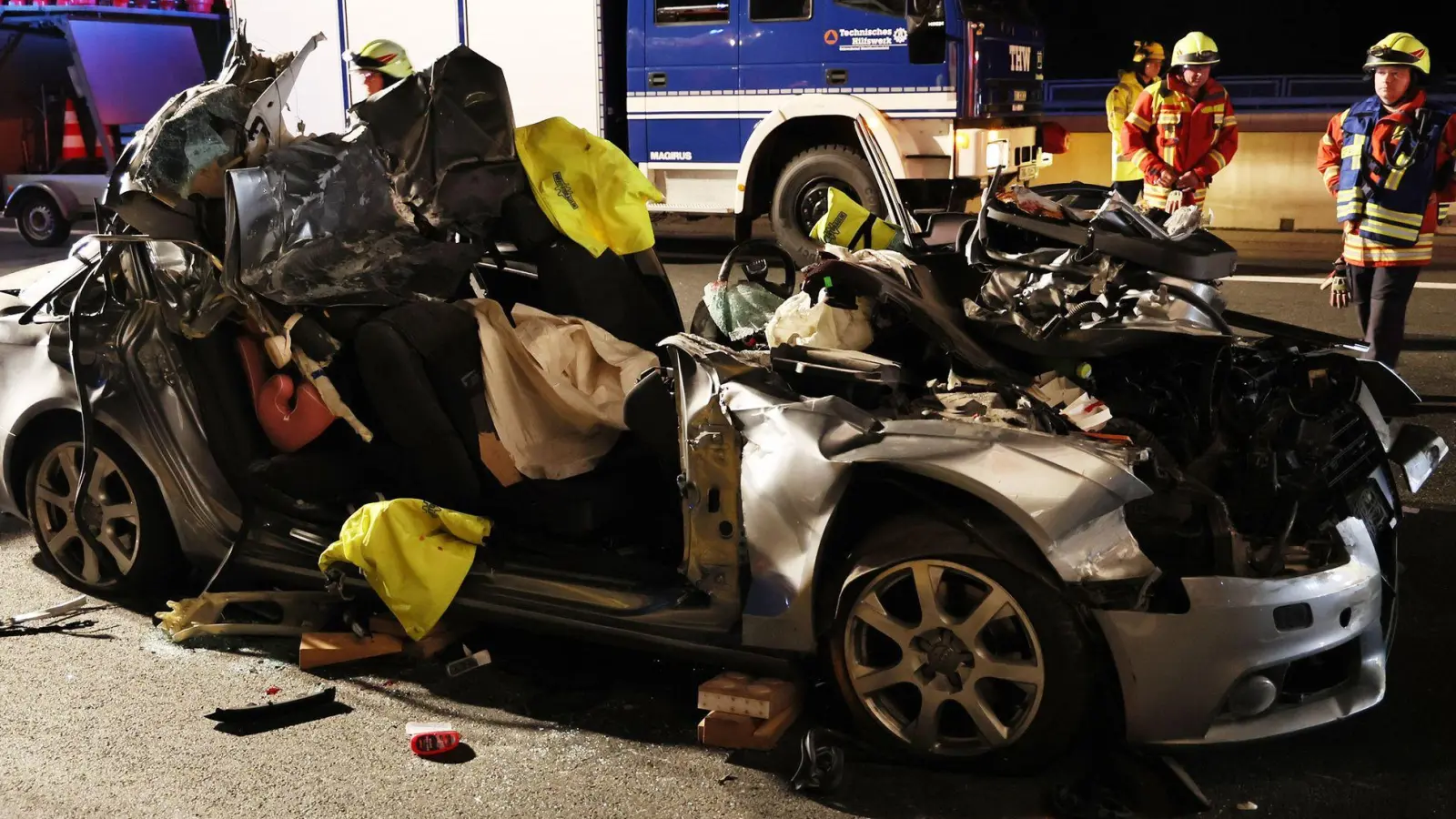 Vier Menschen, darunter ein einjähriges Mädchen, wurden schwer verletzt, als ihr Auto unter einen Lastwagen geriet. (Foto: Ralf Hettler/dpa)