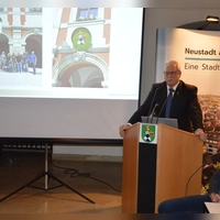 Ein vertrautes Bild zum letzten Mal: Bürgermeister Klaus Meier am Rednerpult bei seiner 18. und letzten Bürgerversammlung in der RathausEhrenHalle (Foto: Patrick Lauer )