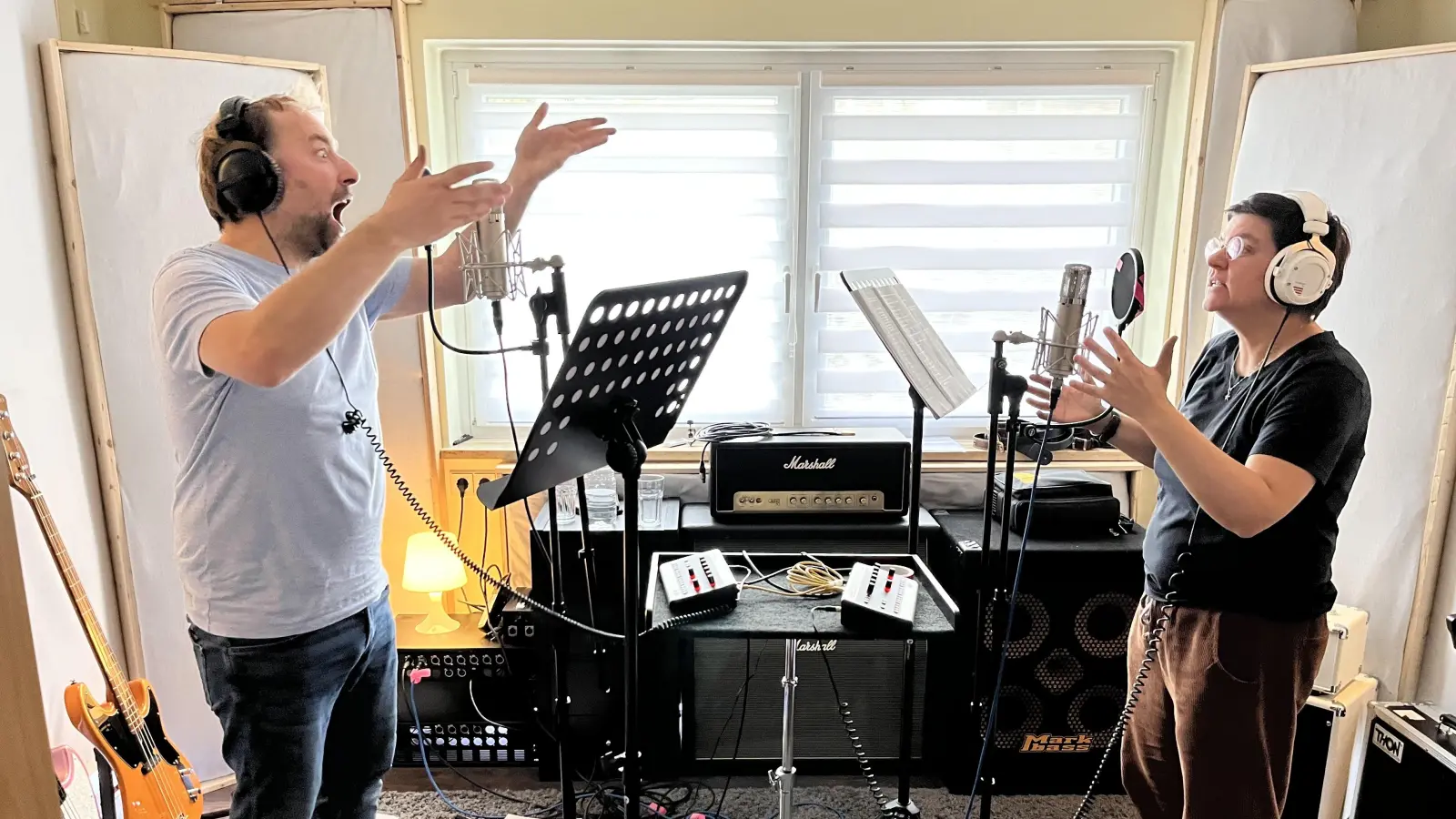 Herr Hase und Frau Igel in Aktion: Thorsten Siebenhaar und Katja Schumann 2021 bei der Aufnahme der Märchen-CD von Kommando Grimm im Lager-Studio Eyb. (Foto: Heiner Bomhard)