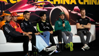 Bereit für den Großen Preis von China: Formel-1-Piloten unter sich. (Foto: Andy Wong/AP)