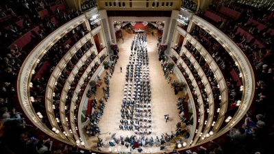Debütantenpaare befinden sich in der Wiener Staatsoper während der Generalprobe für den Opernball. (Foto: Herbert Neubauer/APA/dpa)