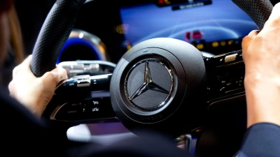Mercedes-Benz hat erneut weniger Fahrzeuge verkauft. (Archivbild) (Foto: Sven Hoppe/dpa)