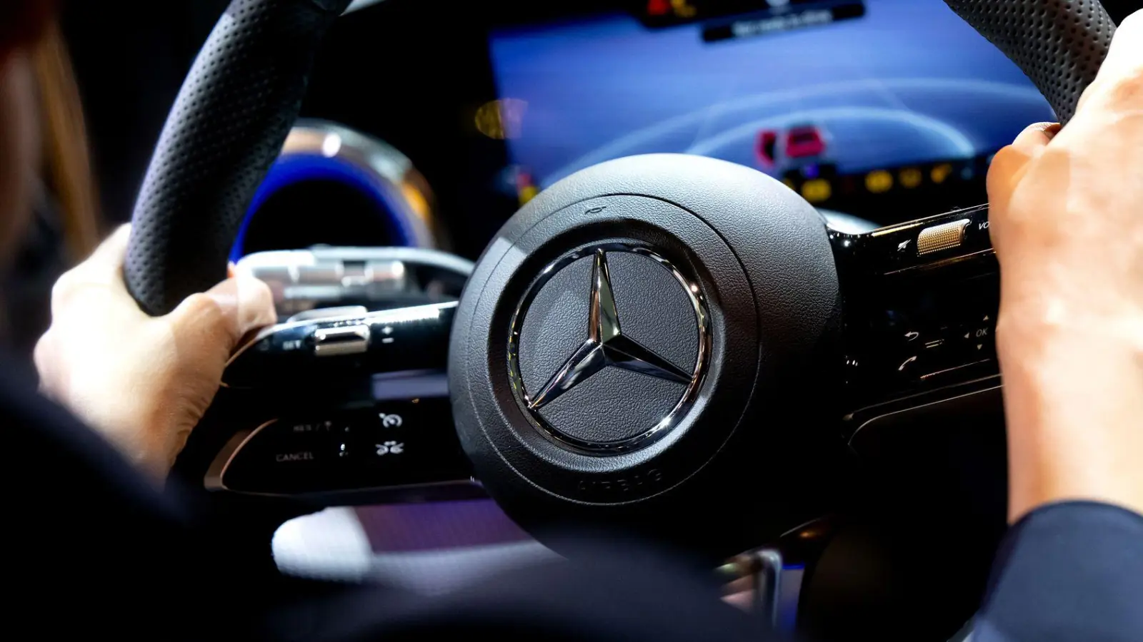 Mercedes-Benz hat erneut weniger Fahrzeuge verkauft. (Archivbild) (Foto: Sven Hoppe/dpa)