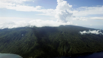Dampfschwaden auf der Insel Ambae, die zur Inselkette von Vanuatu gehört. Ein starkes Erdbeben erschüttert den Südpazifik. (Foto: RICK RYCROFT/AP)