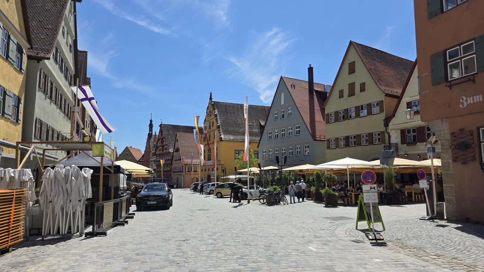 Sonnenschirme und Biertischgarnituren (links im Bild) stehen bereit: Dinkelsbühl ist für den Heimattag an diesem Wochenende, zu dem Tausende Gäste erwartet werden, gerüstet. Auch unabhängig von der Großveranstaltung ist die historische Altstadt ein beliebtes Ziel für Touristen. Welches Maß an Besuchenden vertretbar ist, war jetzt Thema eines Runden Tisches. (Foto: Markus Weinzierl)
