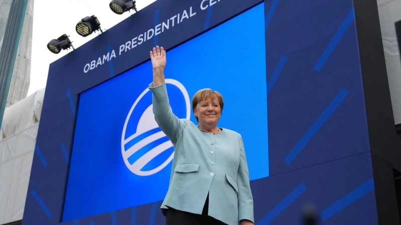 Ex-Bundeskanzlerin Merkel ist überraschend bei der Einweihung des Obama-Centers. (Foto: Alex Brandon/AP/dpa)