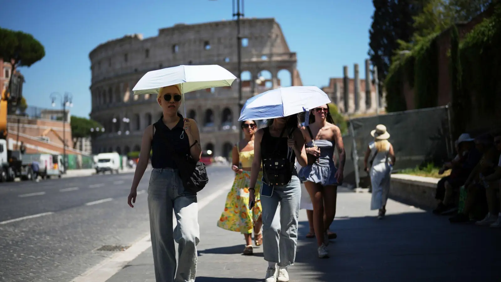 Große Hitze auch in Rom. Reiserechtlich gesehen aber genügt Hitze allein nicht als Begründung für einen kostenfreien Reiserücktritt.  (Foto: Andrew Medichini/AP/dpa-tmn)