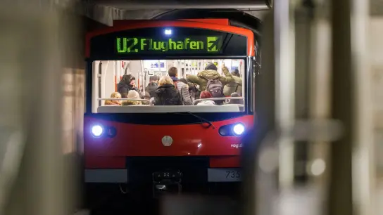 Eine vollautomatische U-Bahn in Nürnberg fährt in einen Bahnhof ein. (Foto: Daniel Karmann/dpa)