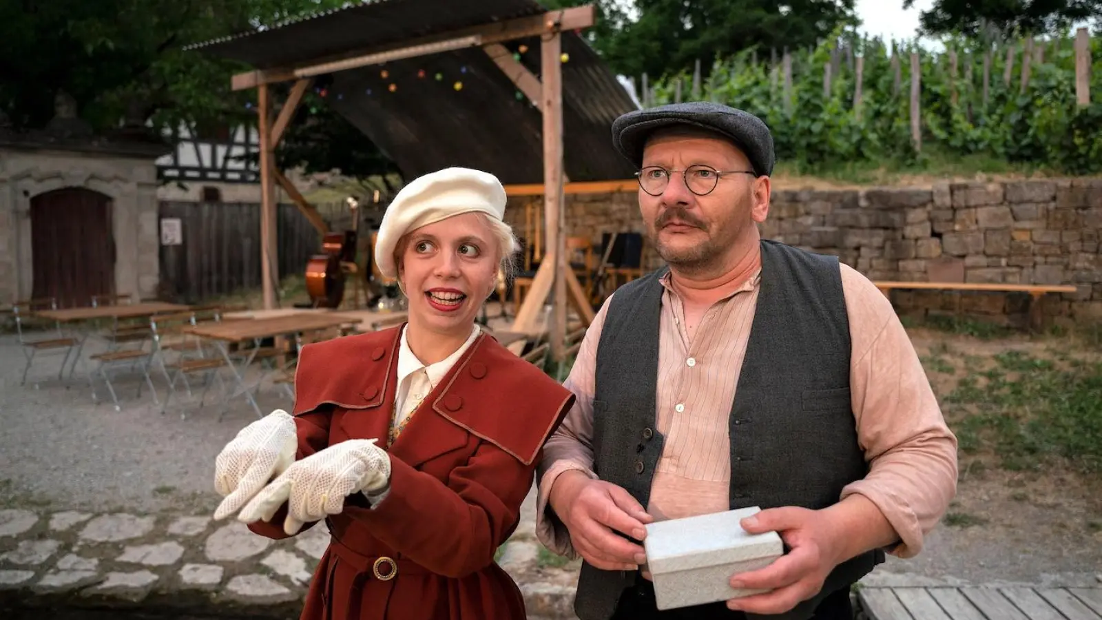 Eine Szene aus „Das schöne Geld!“: Claire (Fenja Annika Abel) ist aus der Großstadt in das kleine fränkische Dorf zu ihrem Vater Sigmund Lasser (Johannes Szilvássy) zurückgekehrt. (Foto: Andreas Riedel)
