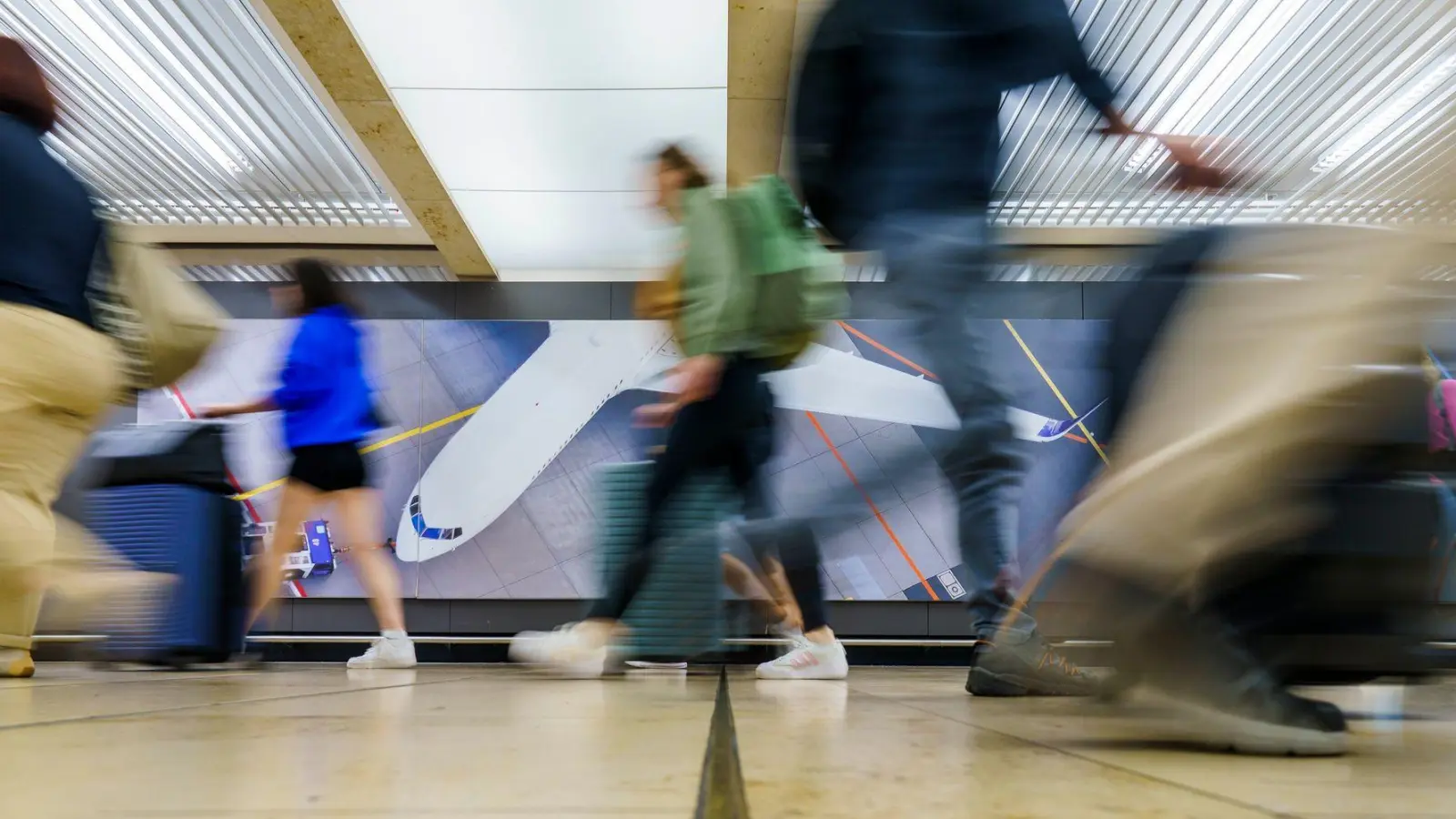 Fliegen bedeutet meist ohnehin Stress - viele Menschen, Zeitdruck, Änderungen. Wenn auch noch Angst dazukommt, ist schon der Weg zum Gate ein Horrortrip. (Foto: Andreas Arnold/dpa/dpa-tmn)