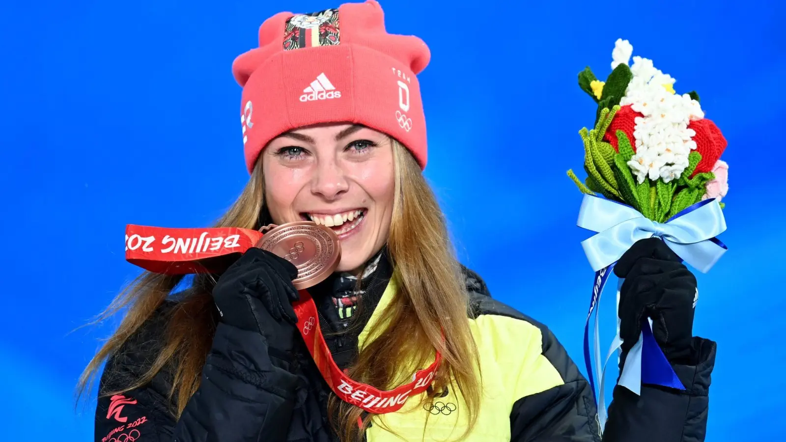 Daniela Maier aus Deutschland jubelt mit ihrer Bronzemedaille. (Foto: Angelika Warmuth/dpa/Archivbild)