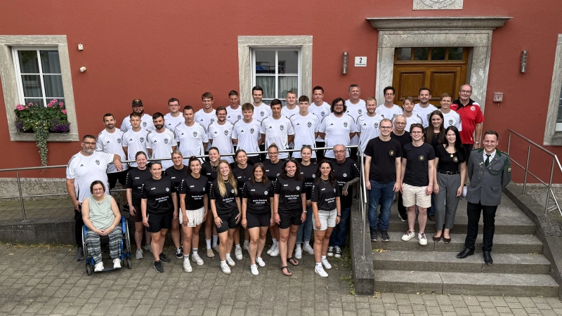 Die erfolgreichen Sportler von Gollhofen, die es 2026 jeweils geschafft haben, in eine höhere Liga aufzusteigen und von der Gemeinde mit Urkunde, Vesper und einem Eintrag ins Goldene Buch der Gemeinde geehrt wurden: die Fussball- Damenmannschaft (vorne links) spielt jetzt in der Bezirksoberliga, die 1. Fussball-Herrenmannschaft (hinten) in der Kreisliga und der Bürgerschützenverein (rechts vorne) in der Bezirksoberliga (Foto: Sylvia Fehlinger)