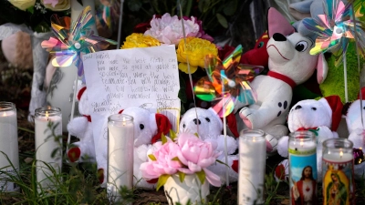 Kerzen, Blumen und Kuscheltiere im Gedenken an die Getöteten in Texas. (Foto: David J. Phillip/AP)