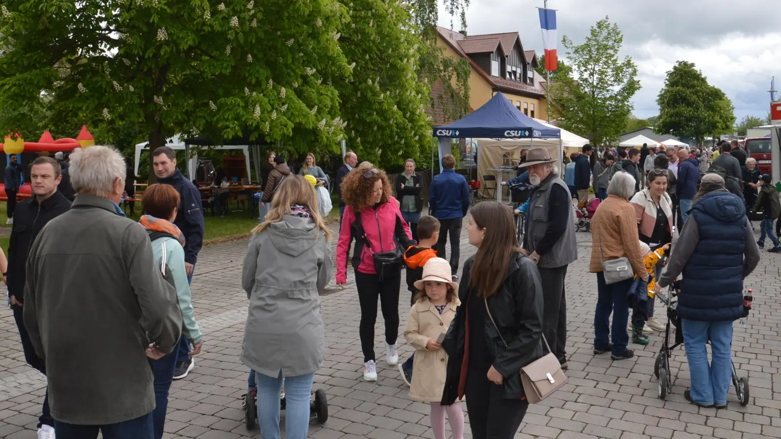 Etwa 40 Vereine, Betriebe und Fieranten haben sich mit der Gemeinde für diesen Jubiläumsmarkt am 4. Mai zusammengetan.  (Foto: Peter Tippl)