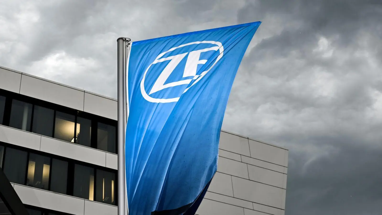 Bei ZF stehen die Zeichen auf Sturm - am Dienstag gehen mehrere Tausend Beschäftigte auf die Straße. (Archivbild) (Foto: Felix Kästle/dpa)