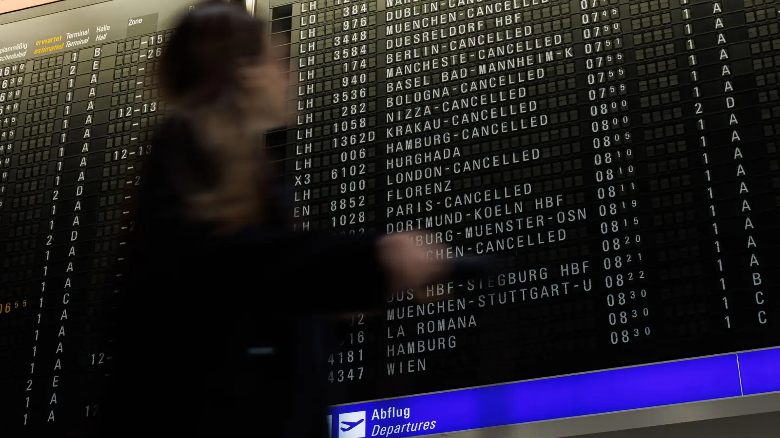 Am Frankfurter Flughafen sind hunderte Flüge annulliert.  (Foto: Hannes P. Albert/dpa)